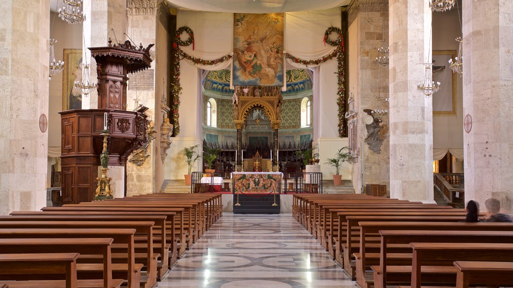 Catedral de Sant\'Emidio que incluye elementos del patrimonio, una iglesia o catedral y vistas interiores