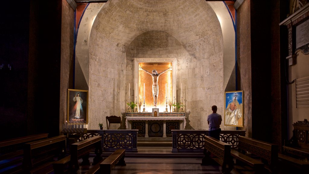 Catedral de Sant\'Emidio mostrando elementos patrimoniales, vista interna y una iglesia o catedral