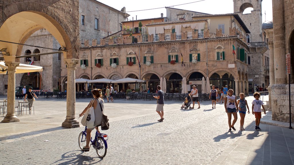 Piazza del Popolo mostrando ciclismo y imágenes de calles y también un pequeño grupo de personas