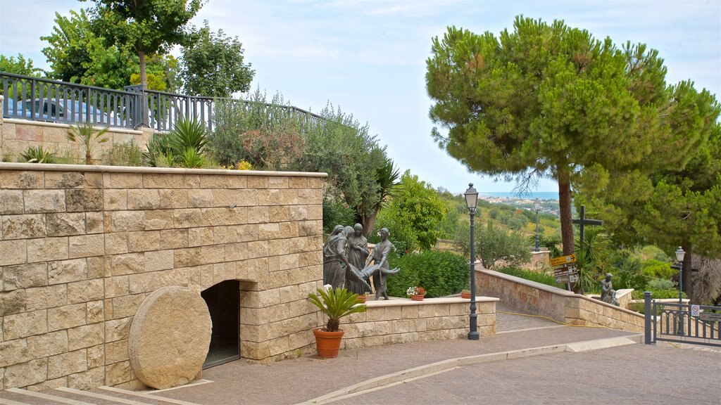 Dello Splendore Museum showing a park and a statue or sculpture