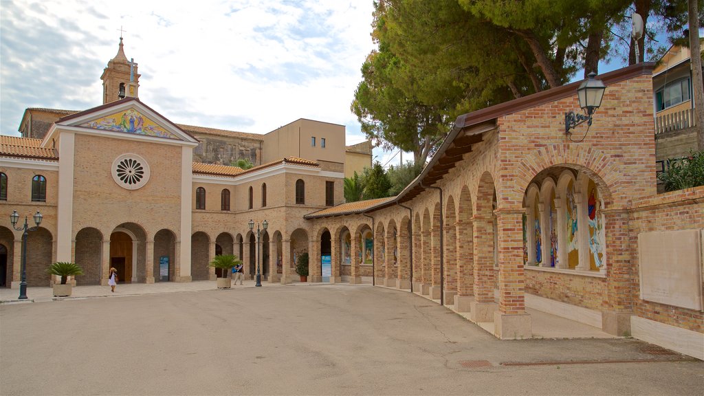 Santuario della Madonna dello Splendore mostrando patrimonio de arquitectura