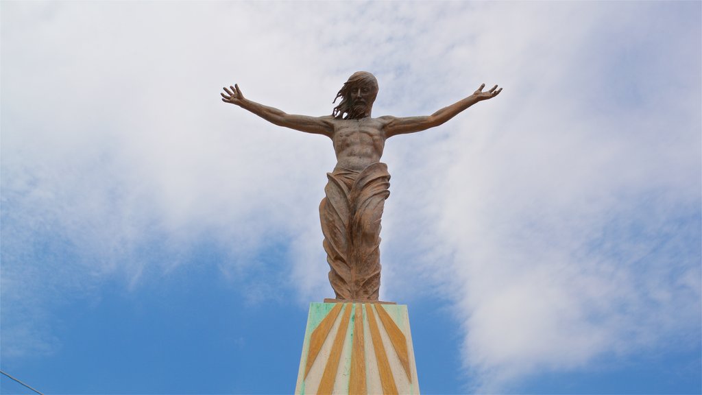 Santuario della Madonna dello Splendore ofreciendo una estatua o escultura y elementos religiosos