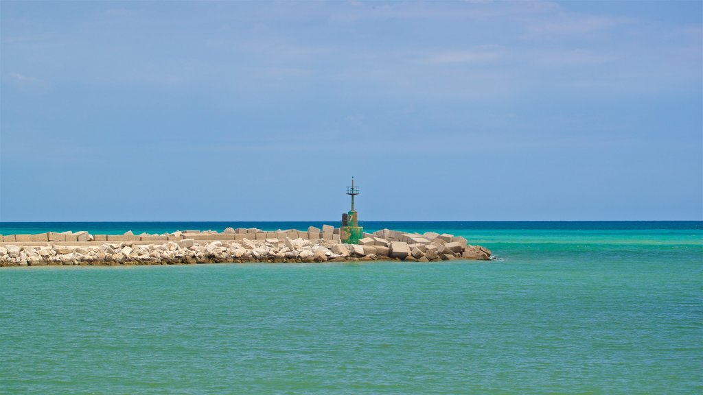 Puerto Giulianova mostrando vistas generales de la costa y vistas de paisajes