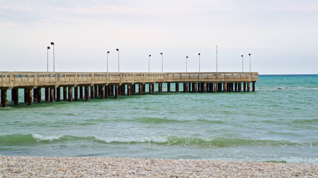 Roseto degli Abruzzi ofreciendo una playa de guijarros y vistas generales de la costa