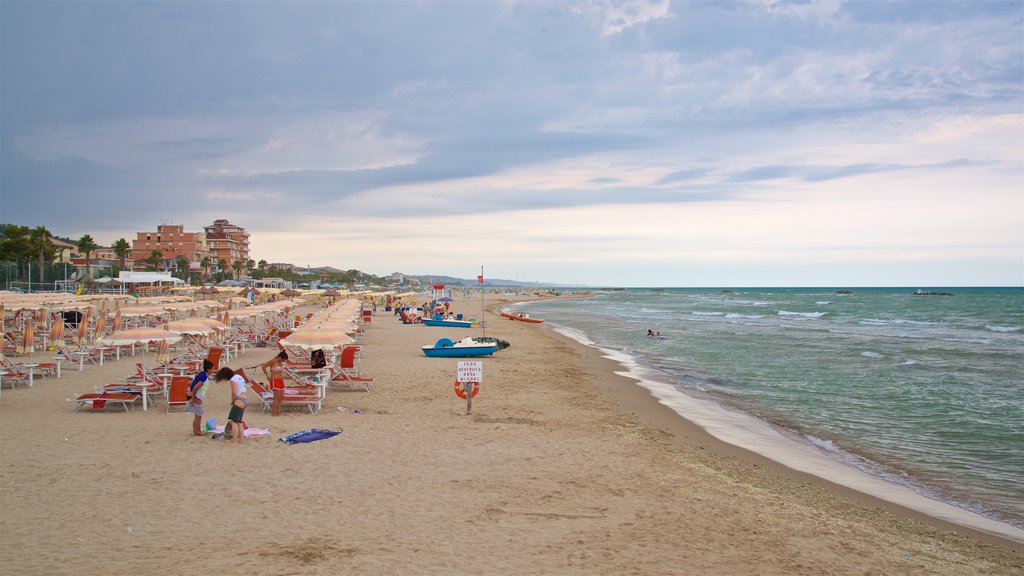 Roseto degli Abruzzi que incluye vista general a la costa y una playa de arena