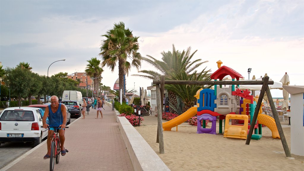 Roseto degli Abruzzi ofreciendo ciclismo y un parque infantil y también un hombre