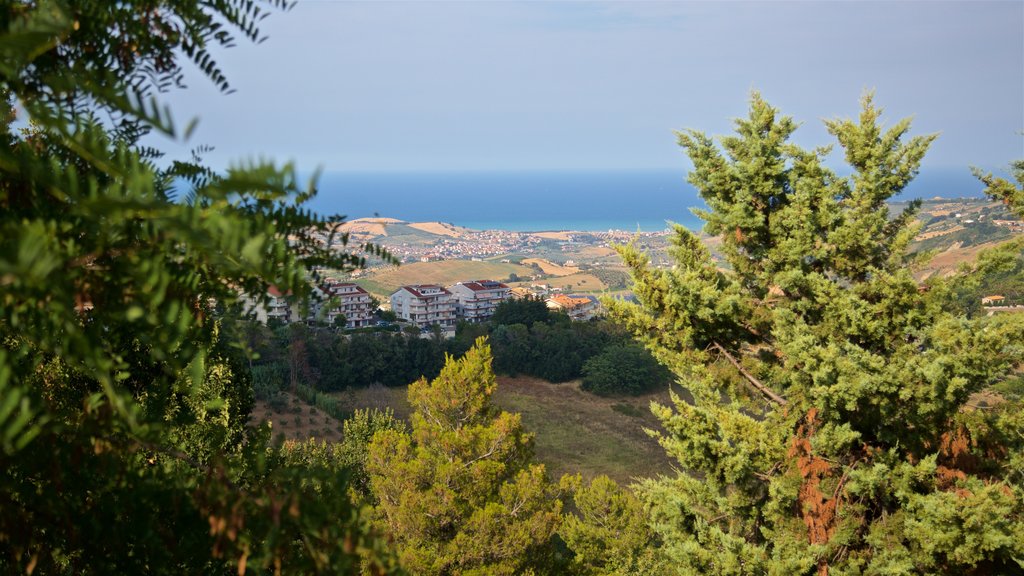 Villa Comunale dei Cappuccini mostrando una ciudad costera y vistas generales de la costa