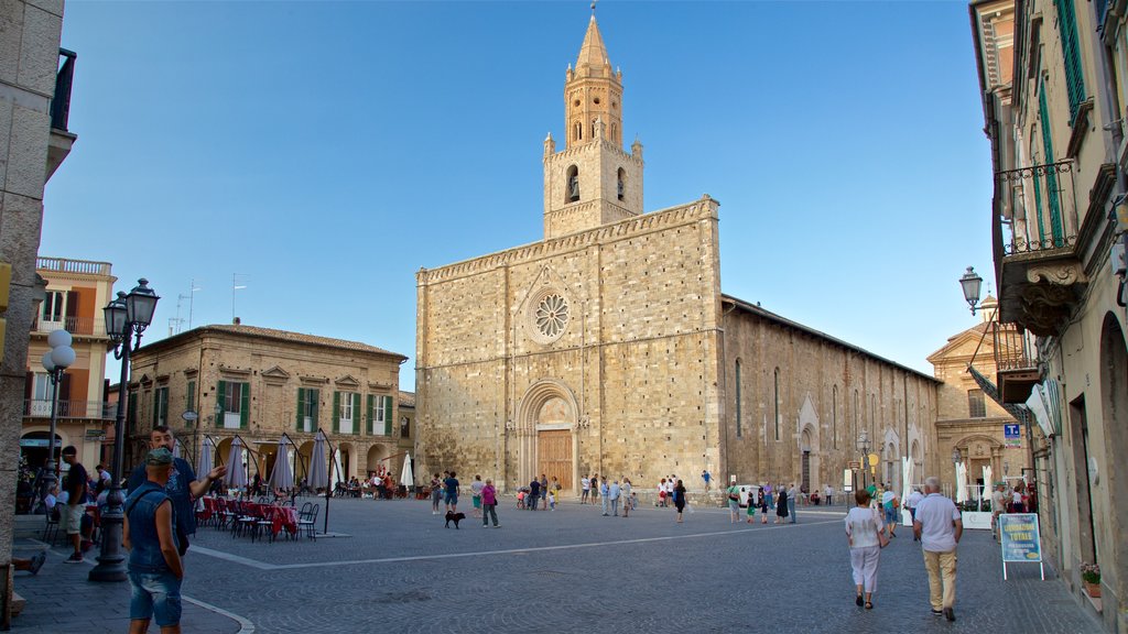 Catedral de Santa Maria Assunta que incluye una iglesia o catedral, una plaza y arquitectura patrimonial