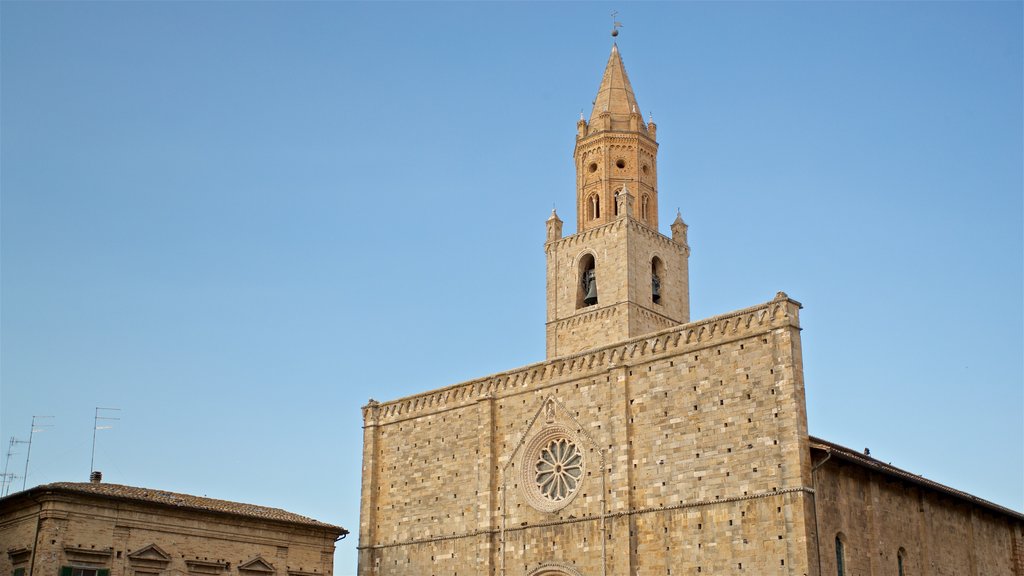 Catedral de Santa Maria Assunta que incluye arquitectura patrimonial y una iglesia o catedral