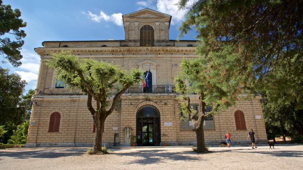 Museo Arqueológico Nacional de los Abruzos mostrando arquitectura patrimonial