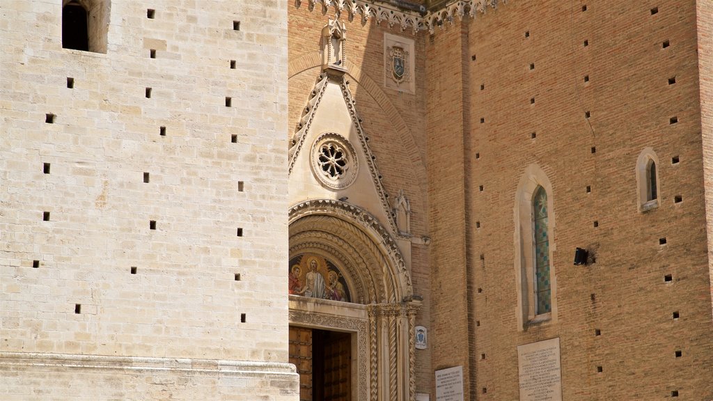 Katedral San Giustino menampilkan gereja atau katedral dan objek warisan