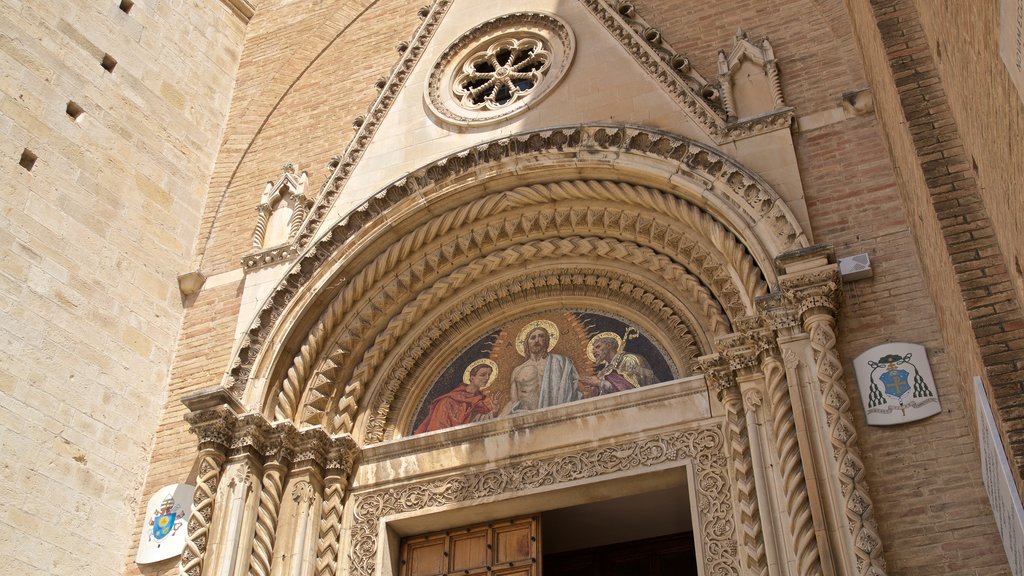 Catedral de San Justino que incluye una iglesia o catedral y elementos del patrimonio