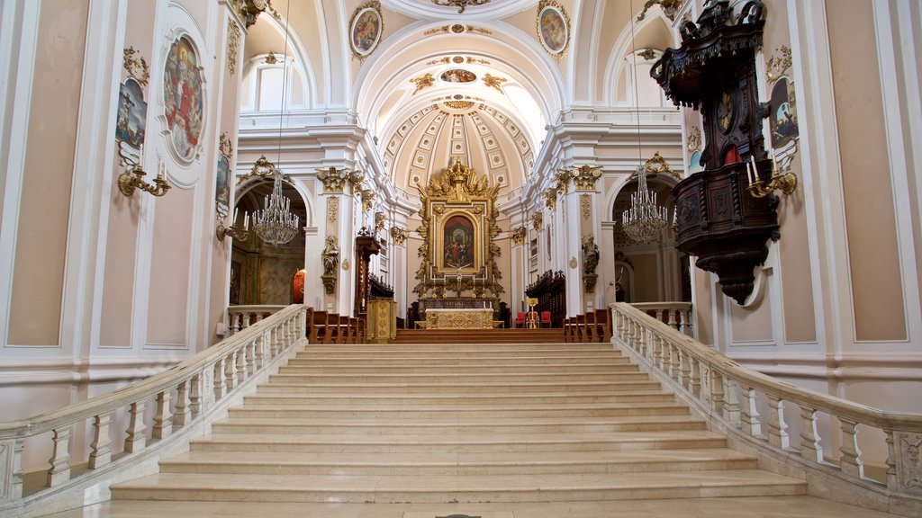 Catedral de San Justino ofreciendo vista interna, una iglesia o catedral y elementos patrimoniales