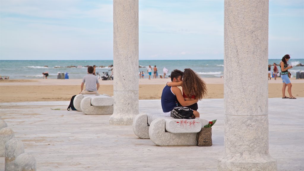 Pescara welches beinhaltet allgemeine Küstenansicht sowie Paar