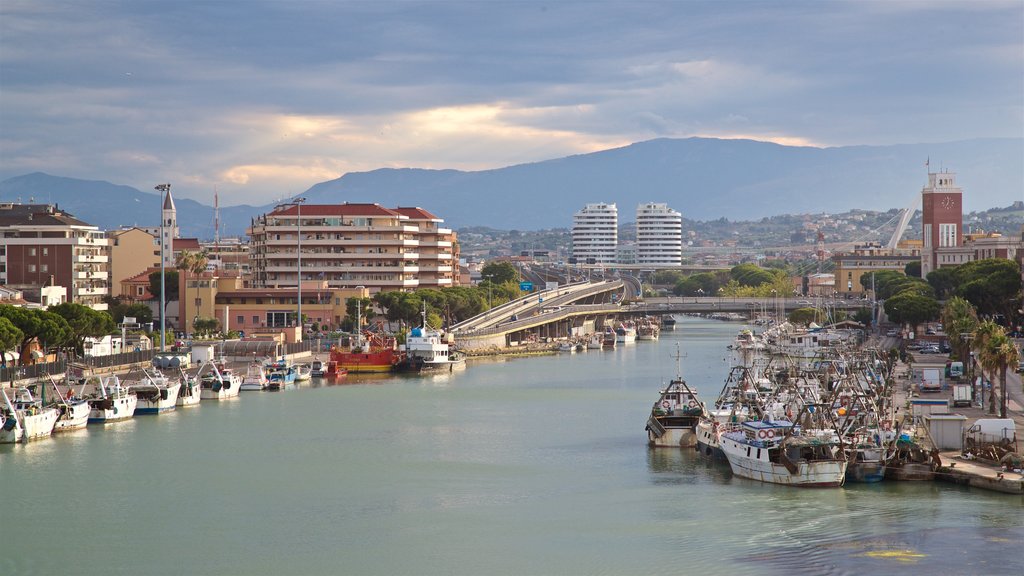 Pescara og byder på en by og en bugt eller havn