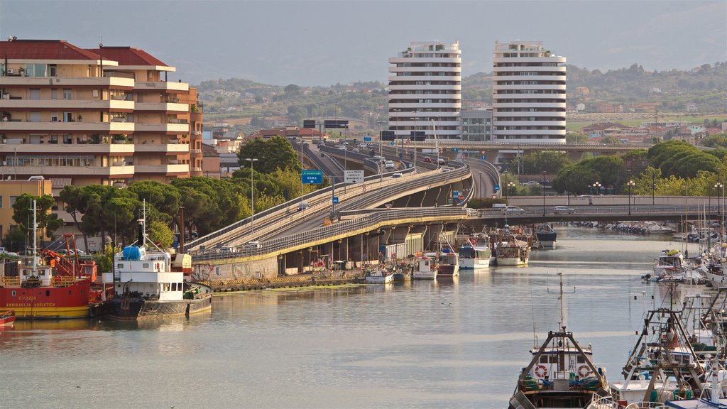 Pescara que incluye una bahía o puerto y una ciudad