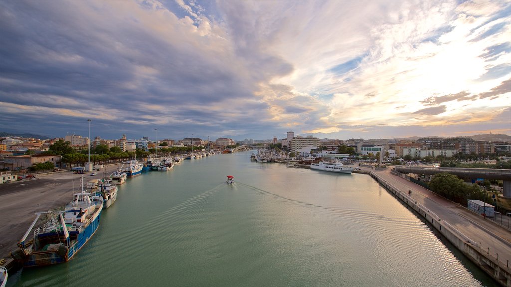 Pescara que incluye paseos en lancha, una ciudad y una puesta de sol