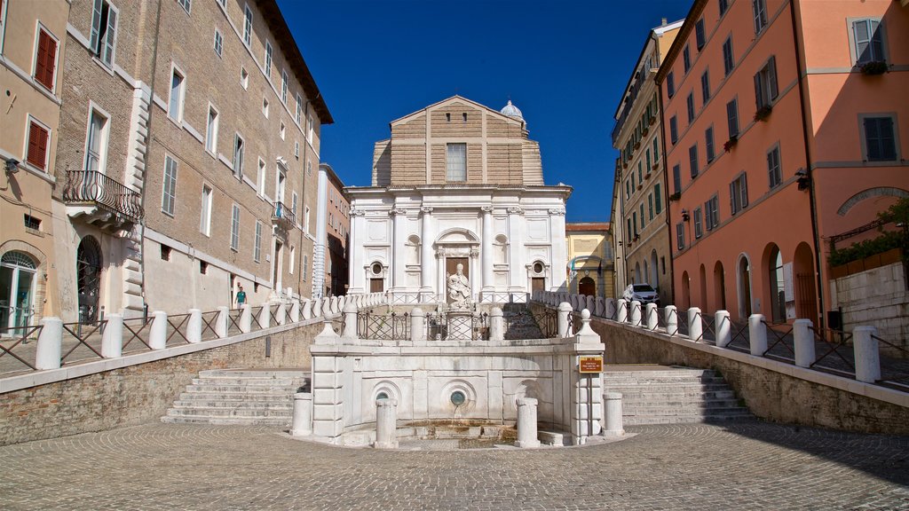 Piazza del Plebiscito caracterizando uma fonte e elementos de patrimônio