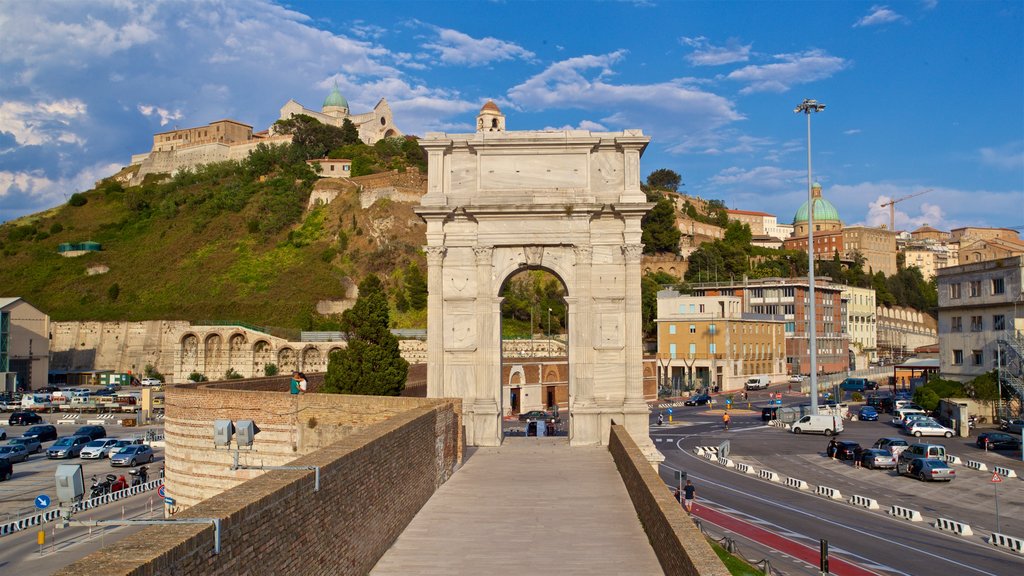 Arco di Traiano mostrando elementos del patrimonio