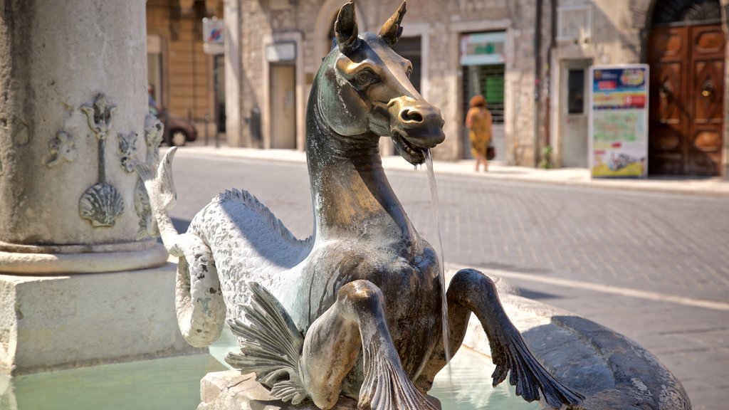 Piazza Arringo showing a fountain