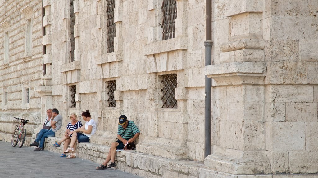 Pinacoteca Civica que incluye escenas urbanas y elementos del patrimonio y también un pequeño grupo de personas