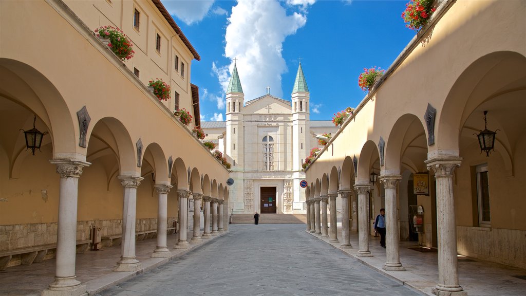 Basilica di Santa Rita som inkluderer kirke eller katedral og kulturarv