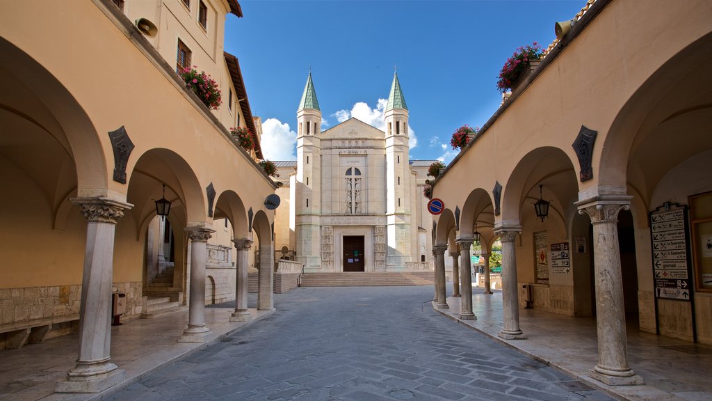 Basilica di Santa Rita caracterizando uma igreja ou catedral e elementos de patrimônio