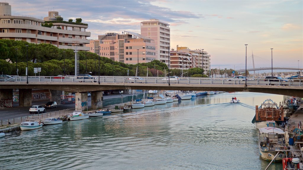 Pescara som omfatter bådsejlads, udsigt over landskaber og en bro