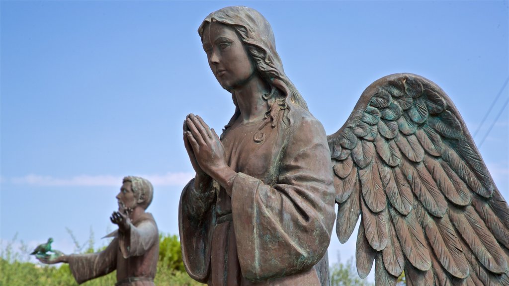 Museo Dello Splendore mostrando elementos religiosos y una estatua o escultura