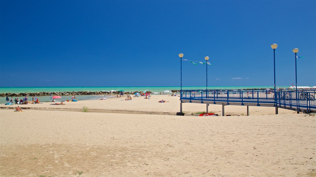 Montesilvano caracterizando cenas tropicais, paisagens litorâneas e uma praia