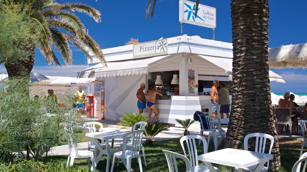 Montesilvano caracterizando um bar na praia assim como um pequeno grupo de pessoas