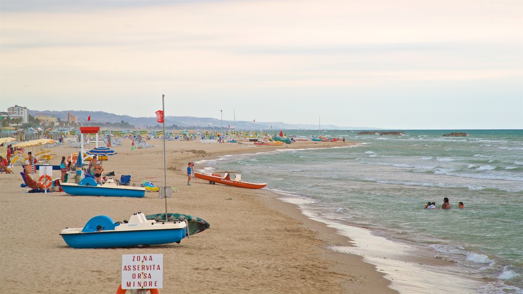 Roseto degli Abruzzi caracterizando natação, uma praia e paisagens litorâneas