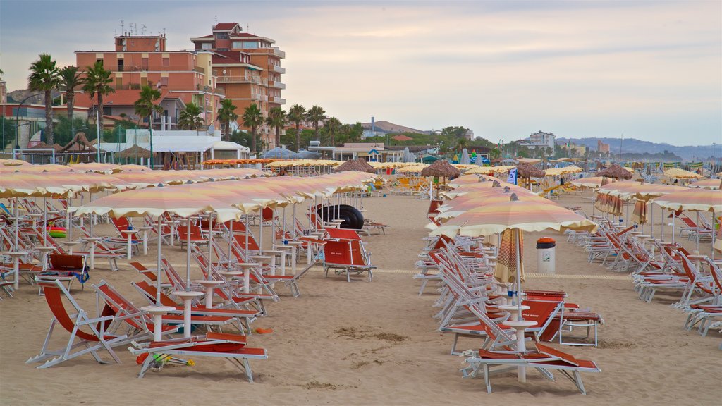 Roseto degli Abruzzi ofreciendo una playa de arena y vista general a la costa