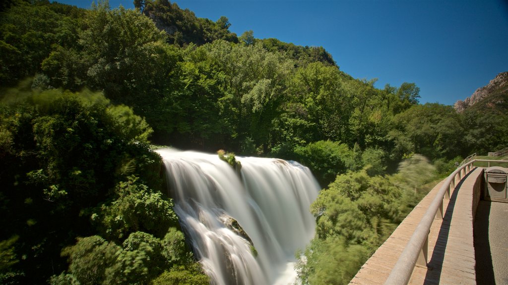 Cascata delle Marmore mostrando uma cascata