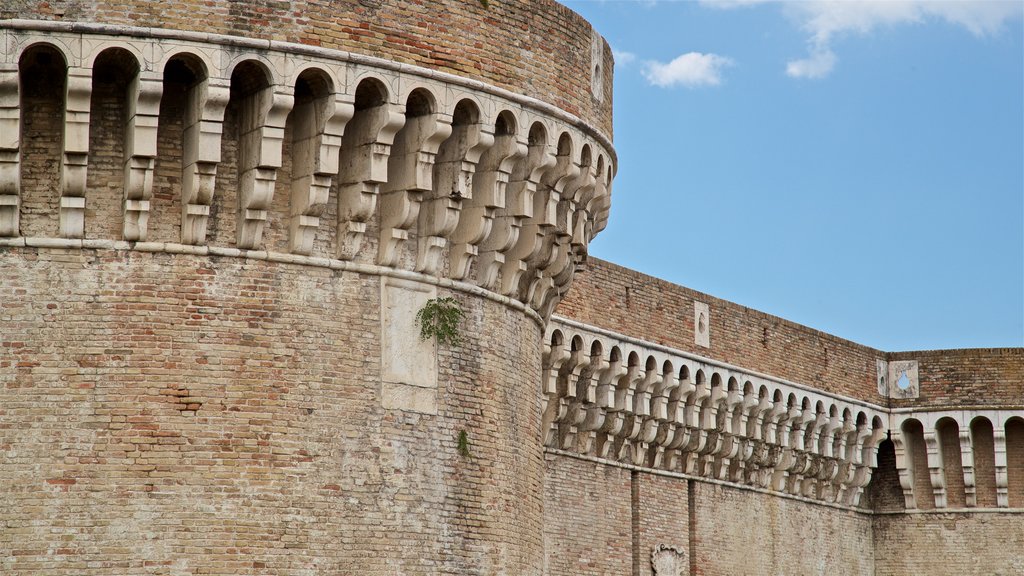 Rocca Roveresca di Senigallia ofreciendo un castillo y elementos patrimoniales