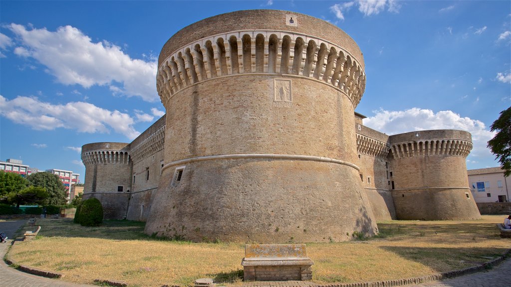 Rocca Roveresca di Senigallia mostrando patrimonio de arquitectura y un castillo