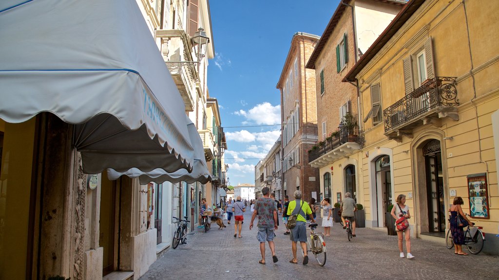 Senigallia som viser gadeliv såvel som en lille gruppe mennesker