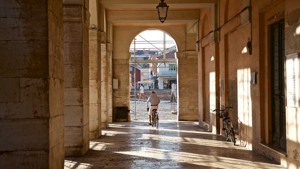 Senigallia que incluye vista interna, ciclismo y elementos patrimoniales