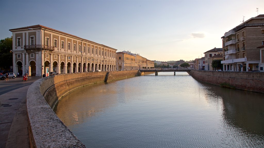 Senigallia mostrando una puesta de sol y un río o arroyo