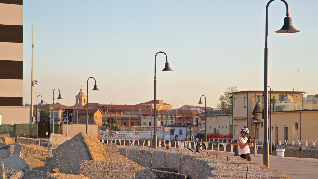 Senigallia ofreciendo un atardecer y también una mujer