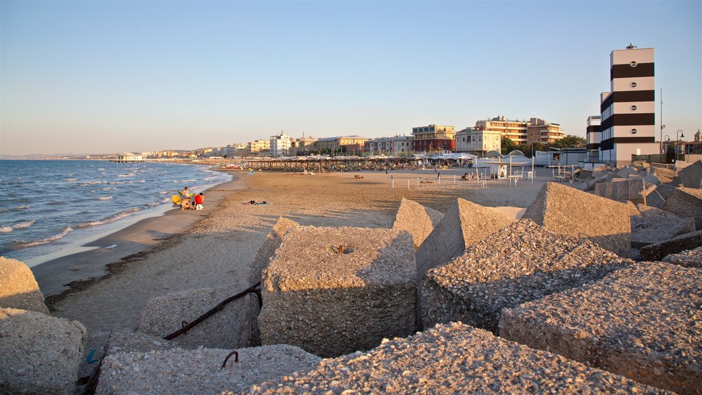 Senigallia fasiliteter samt solnedgang, kyst og strand