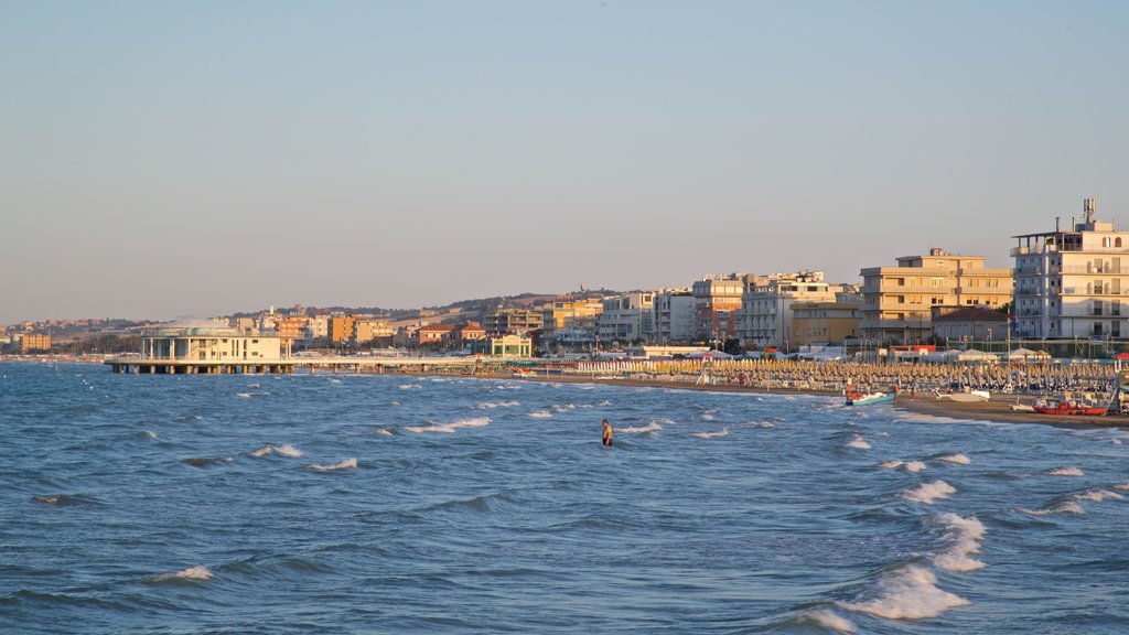 Senigallia mostrando vistas generales de la costa, una puesta de sol y una ciudad costera