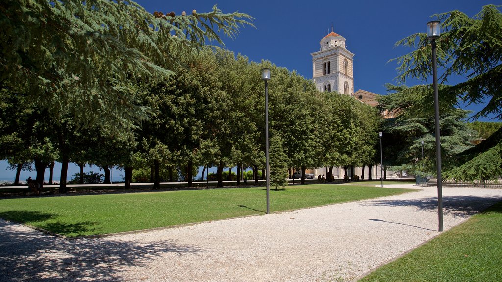 Fermo showing a park