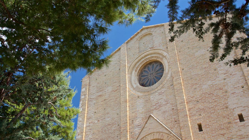 Igreja de Santa Maria della Rocca que inclui elementos de patrimônio