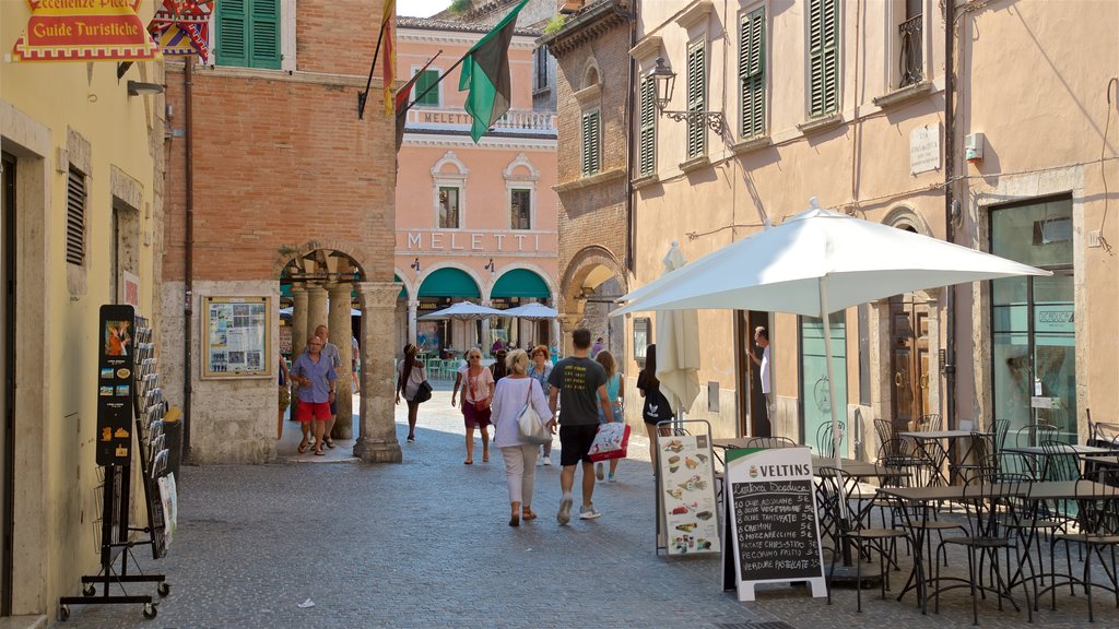 Piazza del Popolo bevat straten en ook een klein groepje mensen