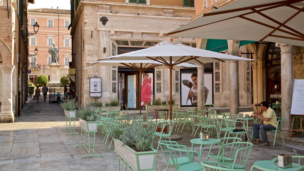 Piazza del Popolo caracterizando jantar ao ar livre assim como um homem sozinho