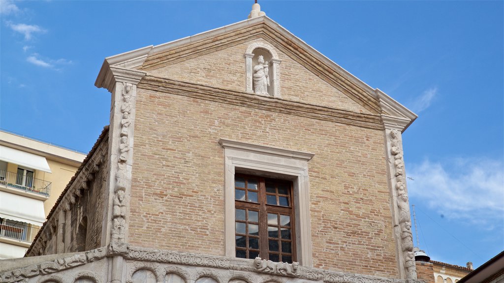 Piazza del Plebiscito showing heritage elements