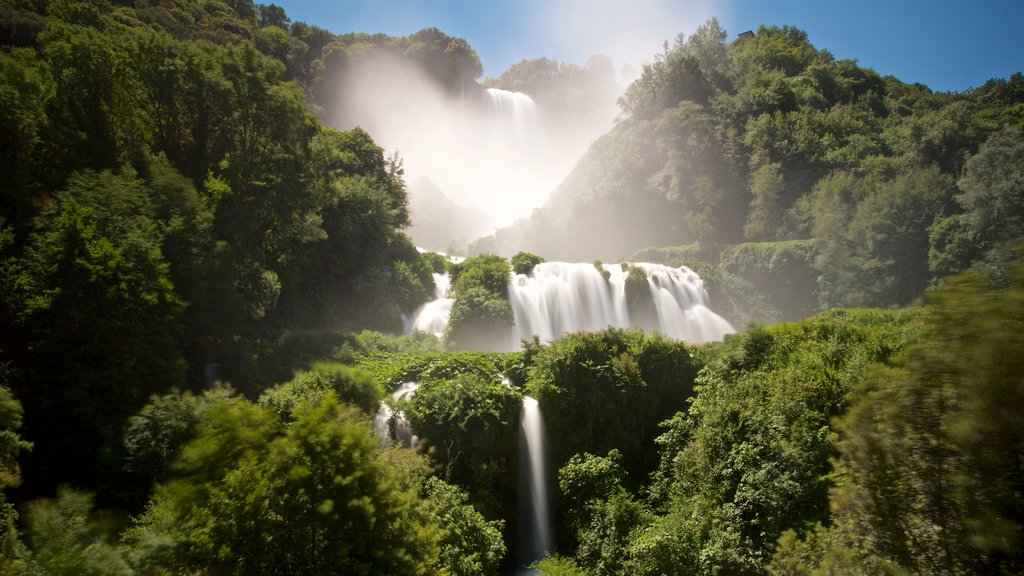 Cascata delle Marmore som omfatter en kaskade og udsigt over landskaber