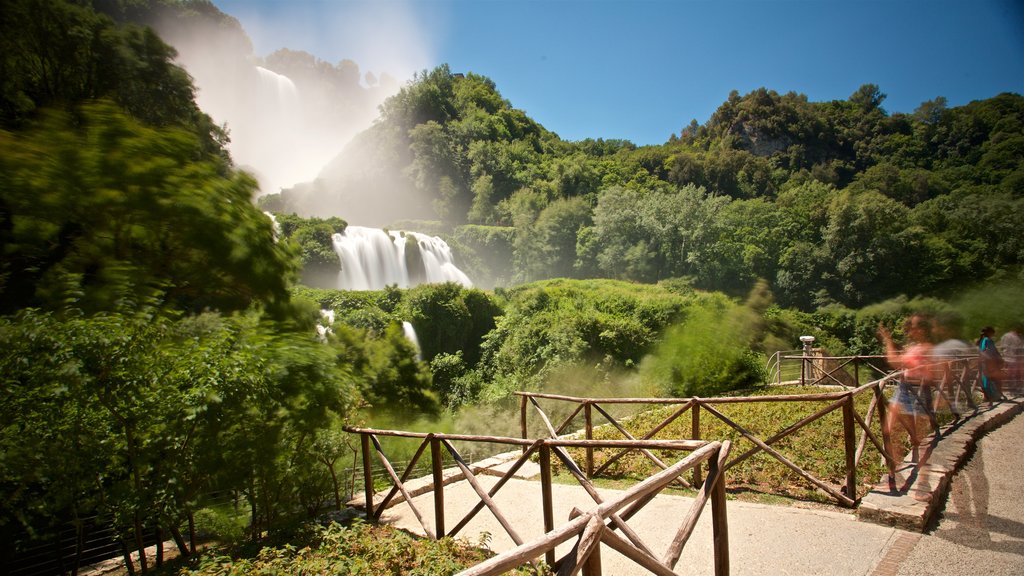 Cascata delle Marmore som omfatter en kaskade og udsigt over landskaber