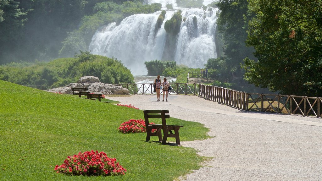 Cascata delle Marmore ofreciendo un parque, cataratas y flores